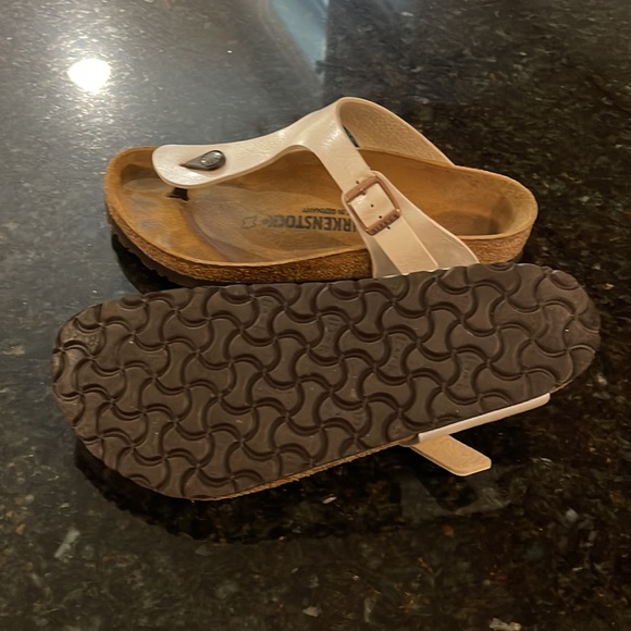 Birkenstock Gizeh Sandals, size 39 (8), shiny pearl/oyster  color - Picture 2 of 4
